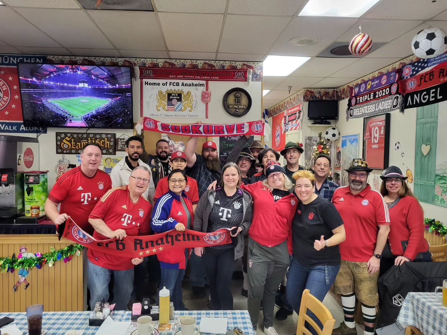Great turn out for a bad game. Thank you for waking up this early to watch with us!
#fcbayern #ContinentalDeli #MiaSanMia #lederhosenclub #Bundesliga #MiaSanFamily #earlybirds #bayernm&uuml;nchen