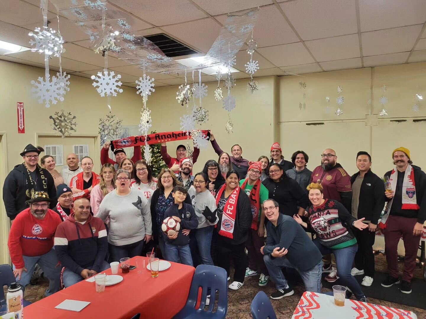 Another Christmas Party in the books. Thank you everyone for your constant participation. You make this club feel like home. ❤️
#MiaSanFamily #FCBAnaheim #holidays #MiaSanMia #fcbayern #footballwithfriends #bowling #obstler #christmasparty