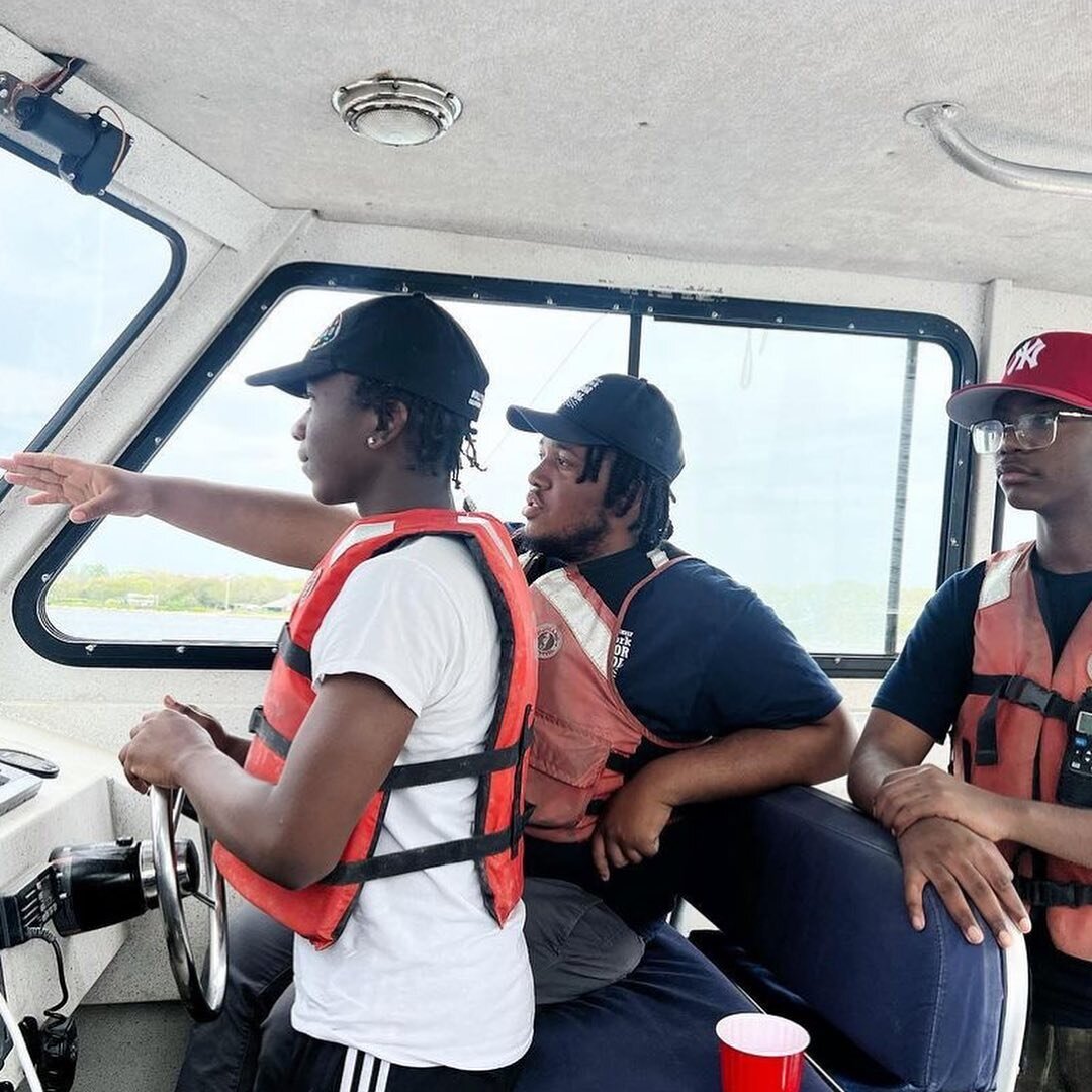 Some incredible shots from this year&rsquo;s @harborschool trip to @fishersislandoysters to explore local aquaculture, get some vessel ops experience, and get their first swim of the season in before a well-deserved summer break back in NYC. 🔥🌊🚤

