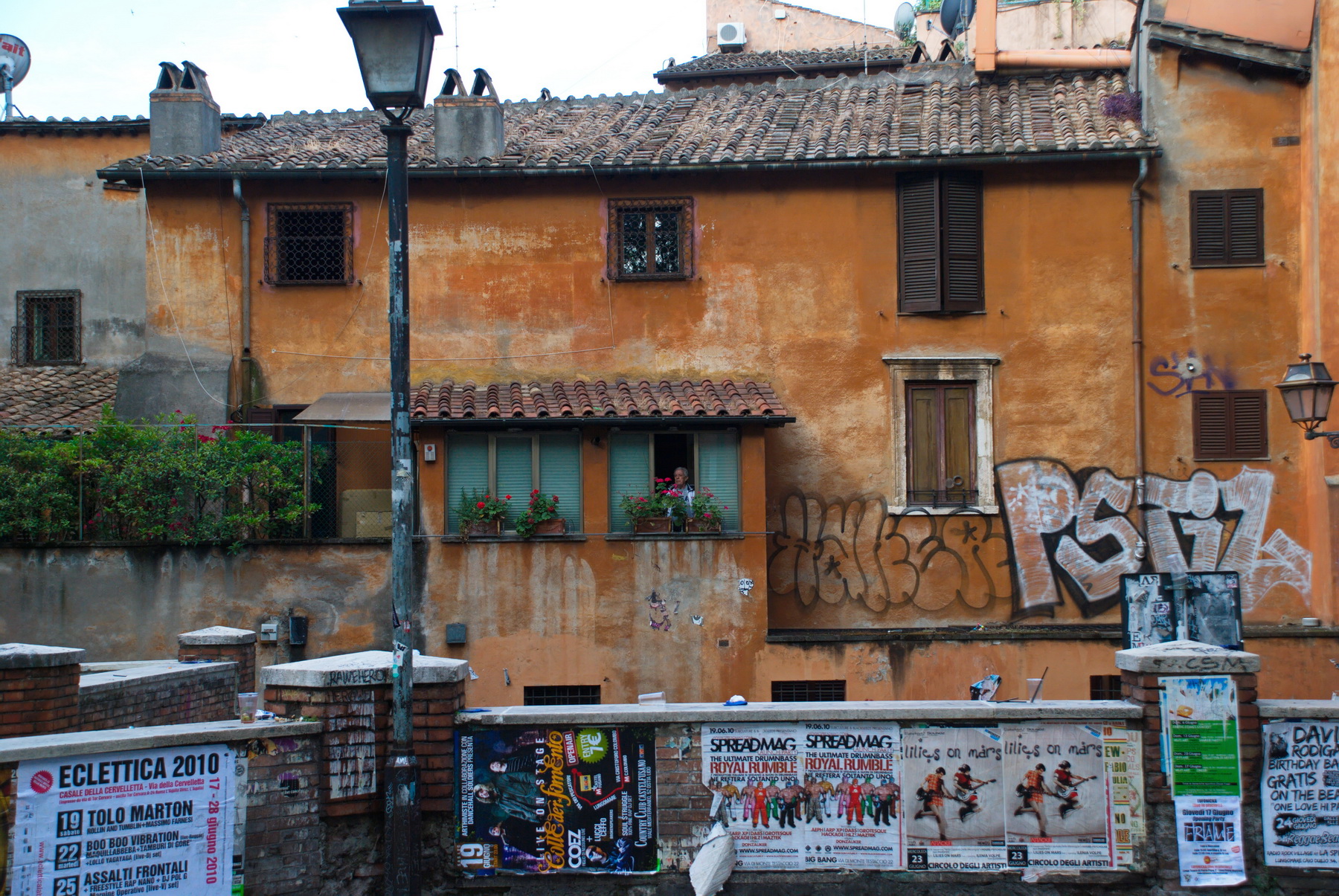 Home_grafitti_man_DSC_8065_edit_resize.jpg