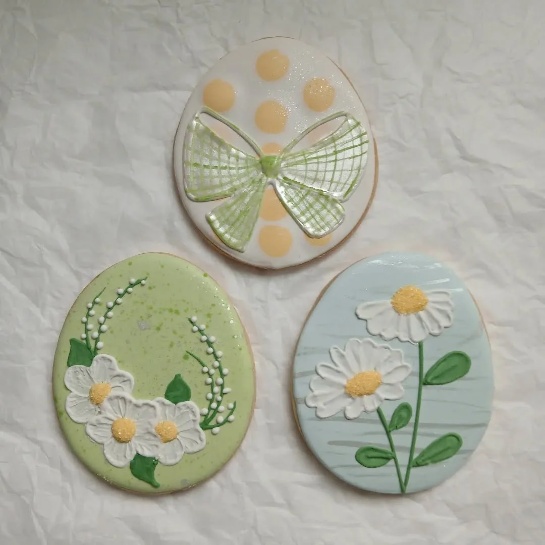 Love these colors #felixthecook #edibleart #sugarcookies #customcookies #eastereggcookies