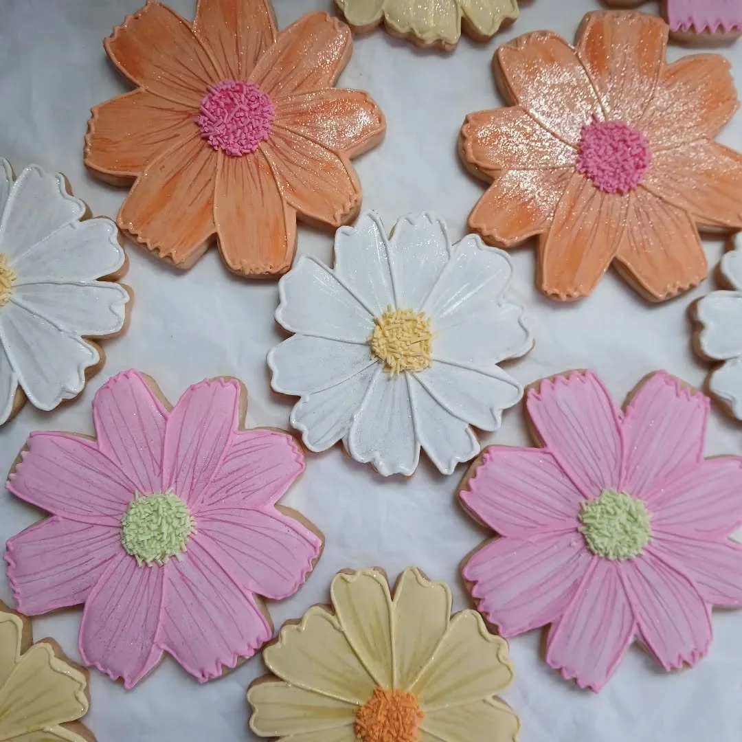 Flowers for a rainy April #felixthecook #edibleart #sugarcookies #customcookies #birthdaycookies