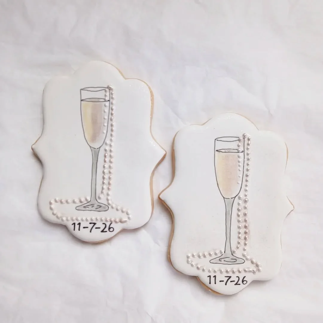 Proseco and pearls for a bridal shower #felixthecook #sugarcookies #bridalshowercookies #customcookies