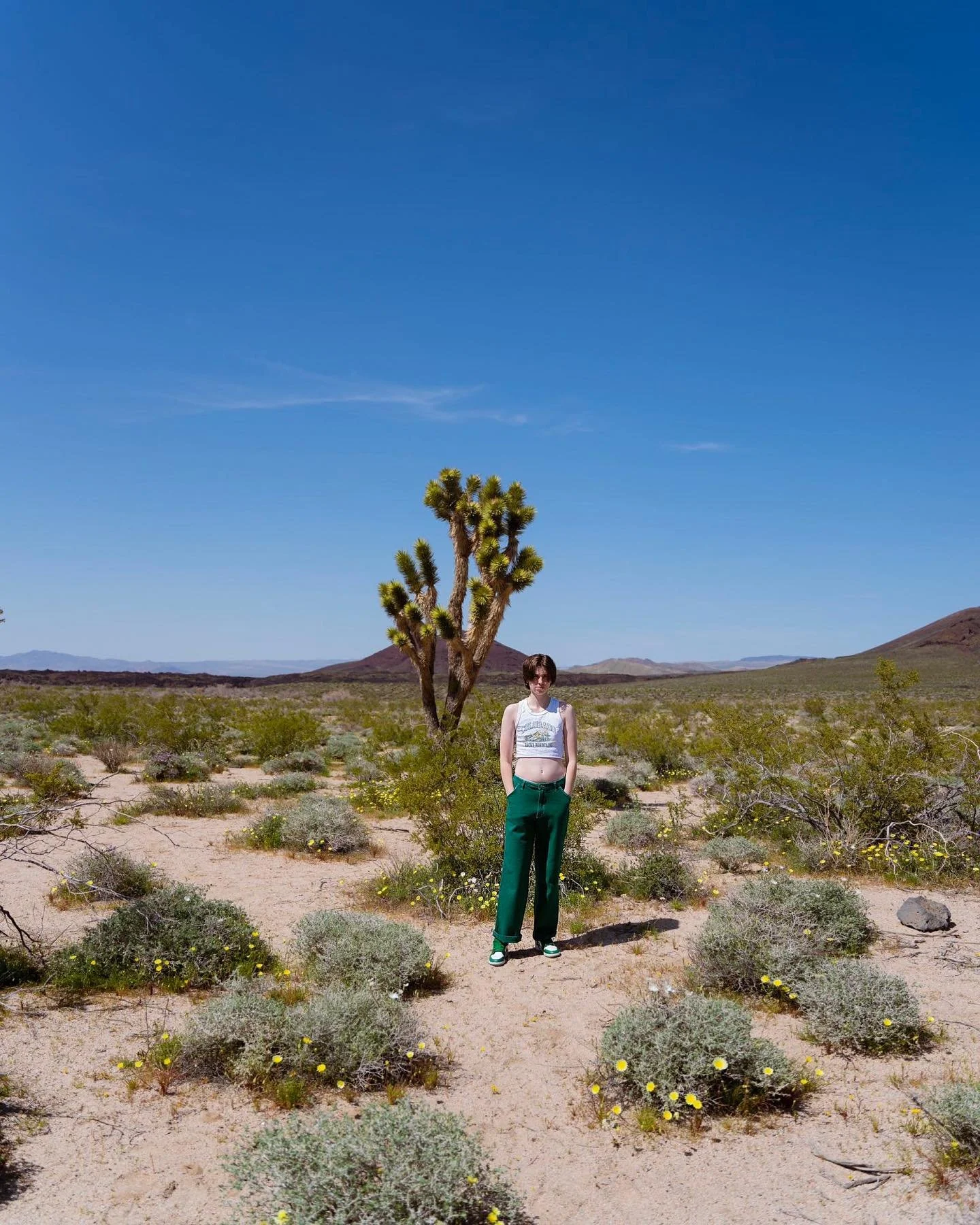 Impromptu shoot in the middle of the Mojave desert  with @evanpelt17 last year!

I definitely live for random road-trips 🏔️🚙🏕️