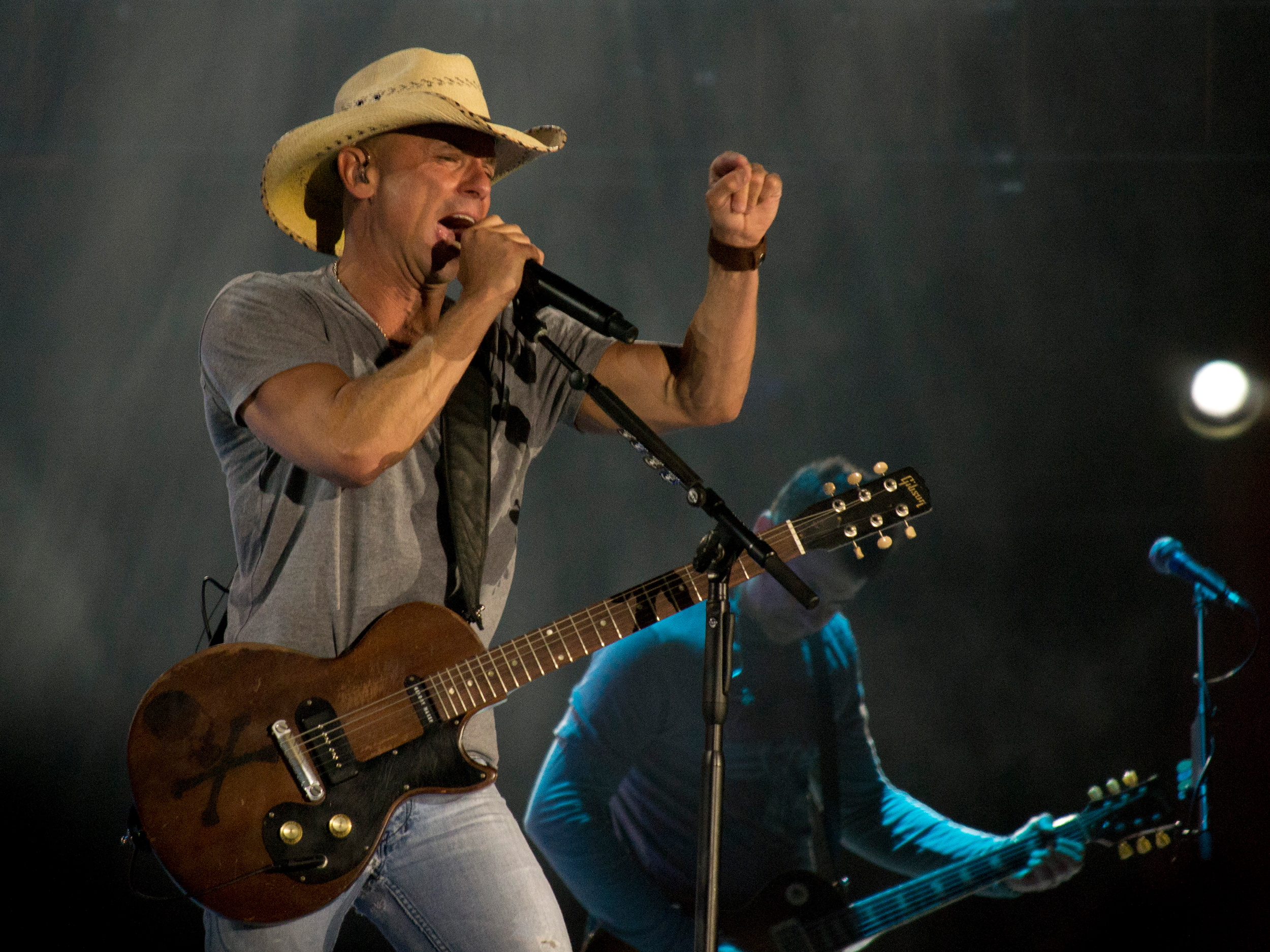 Kenny_Chesney_2013_003-website.jpg