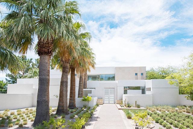 Caldera at The Lakes | this tree lined architectural gem found in Las Vegas is truly an oasis in the desert. Designed by
.
.
.
#lasvegas #villa #luxuryrentals #aKoziConcept