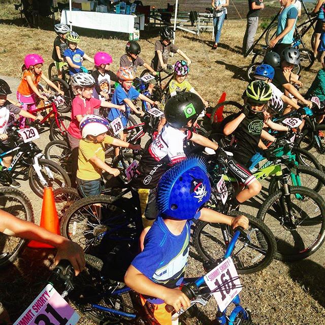 🏁Tonight is the first kids' race of the season!
🏁
Pack up your kiddos and their bikes (balance bikes and up) and head up to the top of the hill at McInnis
 Park Golf!
🚲🚲🚲The kids' race starts at 5pm. It's free, and all entrants get a medal and a