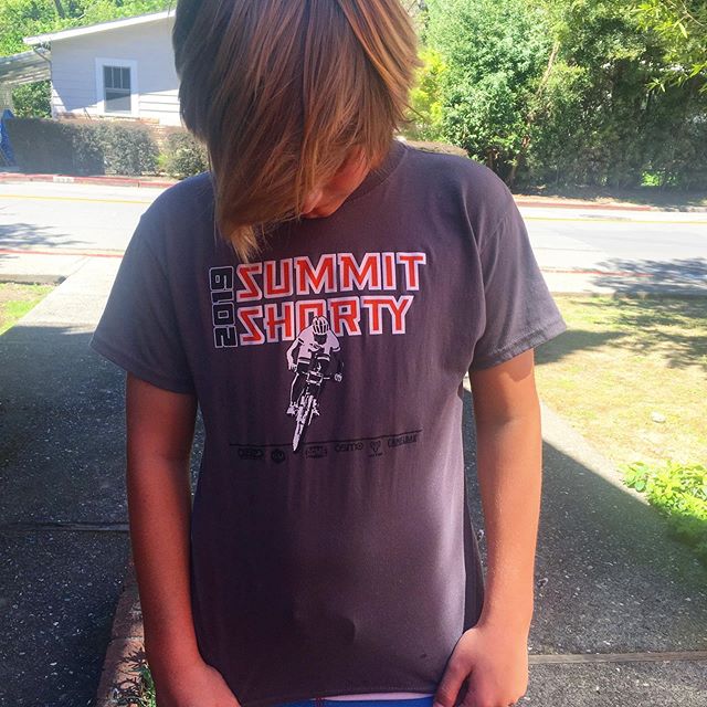 It&rsquo;s the Summit Shorty 2019 t-shirt and it&rsquo;s free when you register online in advance for the full series!
&bull;
You can also buy one at the race for $15 while supplies last. &bull;
👉👉👉OR you can tag someone who you want to see at the