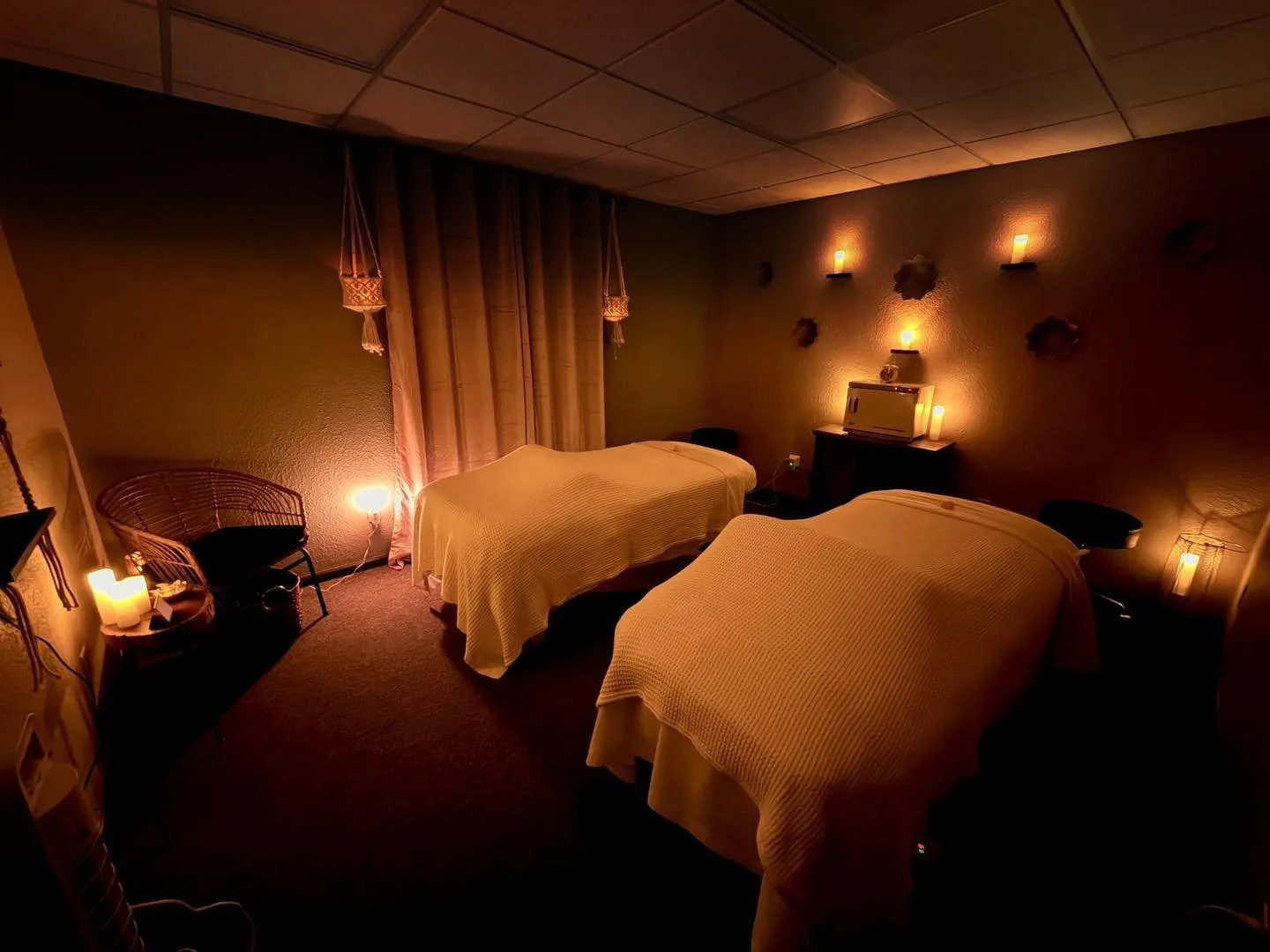 Couples massage isn't just for couples. Bring a friend or family member. Same room, side-by-side tables, your own therapist each. Tap to book. 👥

 ✨ Open 7 days a week. 9am- 8-30pm
 📍 Kansas City, MO
 📲 Book on our website or call us link in bio
 