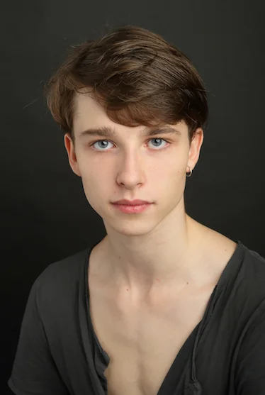 SEVERIN BRUNHUBER Geboren in Rumänien Ausgebildet an der Ballett-Akademie der Hochschule für Musik und Theater München Volontär seit September 2018