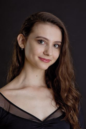 GILLIAN FITZ Geboren in den USA Ausgebildet am Ellison Ballett Professional Training Program New York Volontärin seit September 2017