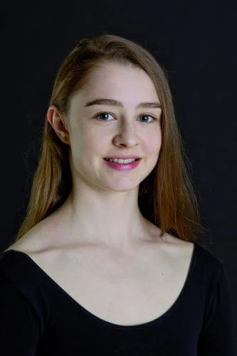 ANAIS FITZE Geboren in der Schweiz Ausgebildet an der Tanz Akademie Zürich der Zürcher Hochschule der Künste Volontärin seit September 2017