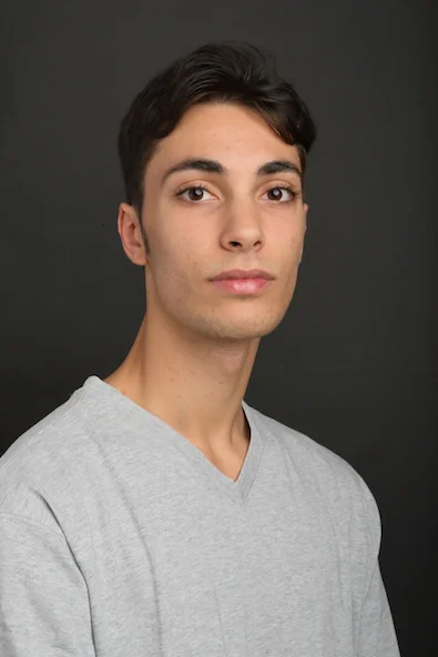 EDOADO LA VECCHIA Geboren in Italien Ausgebildet an der Ballettschule des Hamburg Ballett Stipendiat seit September 2018