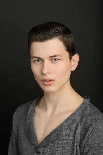 NIKITA VORONIN Geboren in Deutschland Ausgebildet an der Ballett-Akademie der Hochschule für Musik und Theater München Stipendiat seit September 2018