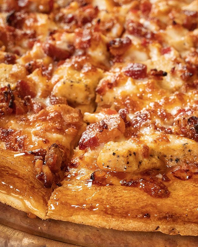 Calling all #bacon lovers! Tag a friend you&rsquo;d share this pizza with 🤗