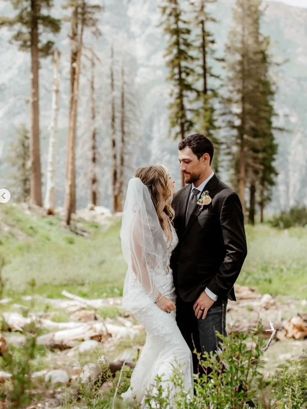 Adventure couples: your dream mountain wedding is waiting in the Sierra Nevada 🏔️

Adventure-loving couples, this one&rsquo;s for you! @bearvalleyweddings offers something truly extraordinary - the chance to say &ldquo;I do&rdquo; at 8,000 feet abov