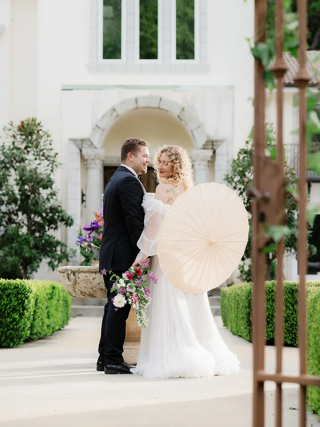 This hidden gem Gold Country venue feels like stepping into a Renaissance fairytale 📖

Some venues are beautiful. Some are romantic. And then there&rsquo;s @ilrefugioweddings - a secret garden estate that transports you to another world entirely. Ne