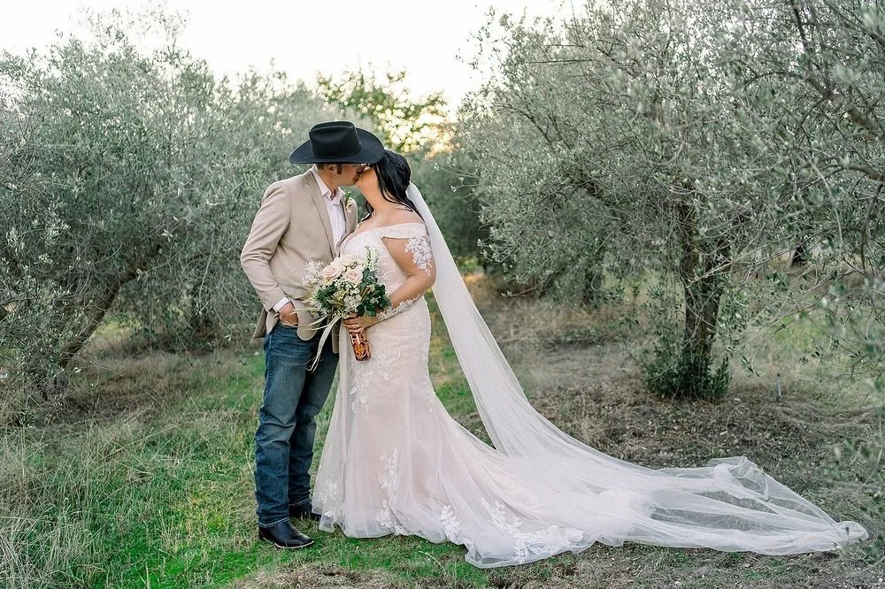 Rustic charm meets endless possibilities 🌾✨

@hurstranch in Jamestown is what happens when historic Gold Country beauty gets a front-row seat to your love story. Towering oak trees, rolling pastures, picturesque barns, and that authentic western amb