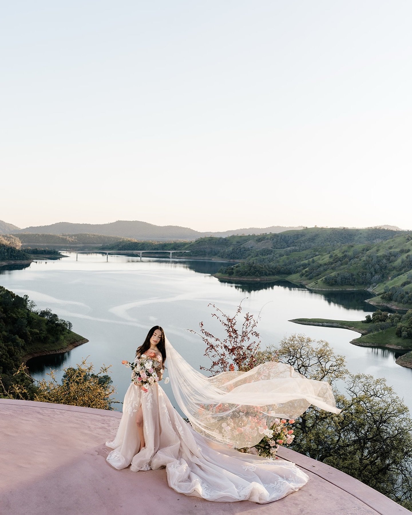 Where golden hills meet forever 🍷✨
Perched high above New Melones Lake, @airolaweddings isn’t just a venue - it’s an experience. Sweeping vineyard views, Spanish-inspired elegance, and golden-hour magic that turns every moment into fine