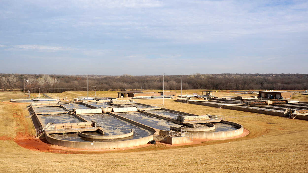  Coffee Creek å√Ripple Effect, Water Resource Recovery Facility, Edmond, OK :: 2018.  These are the aeration basins that provide for oxygenation and mixing of active microorganisms with raw sewage. The recovery process filters out solids and debris. 