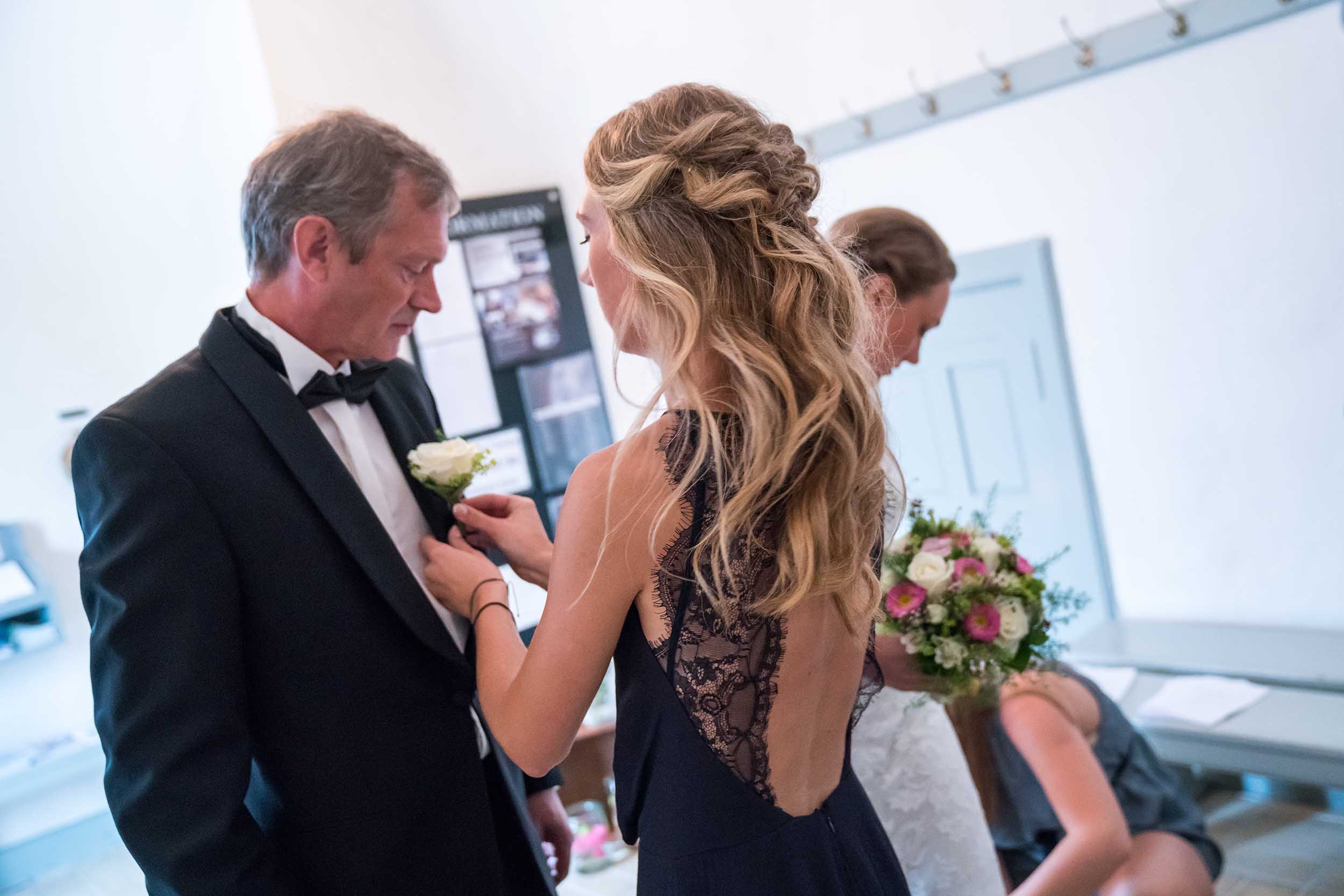  Når I vælger os som fotograf ved jeres bryllup, holder vi altid et møde, hvor vi taler om jeres store dag, afstemmer forventninger, får styr på de praktiske detaljer og taler om, hvilken stil I har og hvad der kendetegner jer.  
