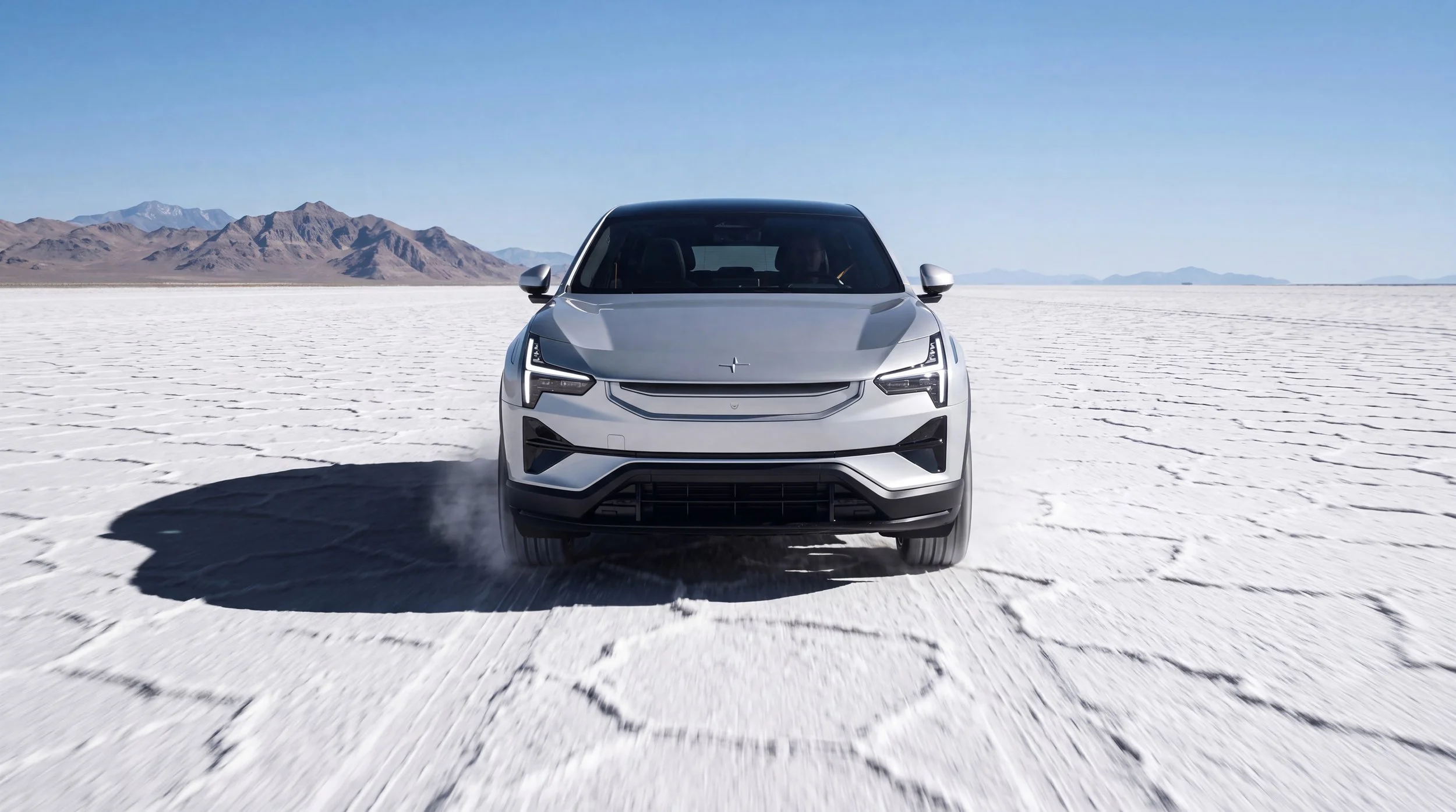   Koldt metal på kridhvidt salt: En symfoni af refleksioner   Hvad opstår der, når man placerer skandinavisk, elektrisk avantgarde midt i en endeløs, udtørret saltsø? Dette hybride CGI- og AI-projekt er et visuelt studie af Polestar 3, fastfrosset i 