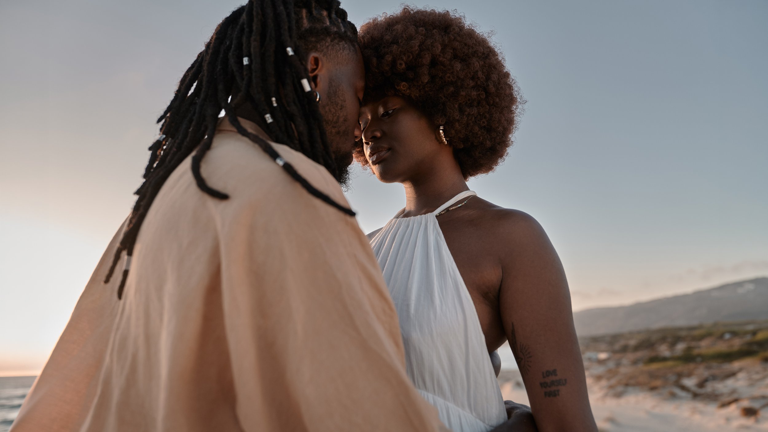 16-9-preview-african-couple-touching-foreheads-on-beach-2026-01-08-22-40-15-utc.jpg