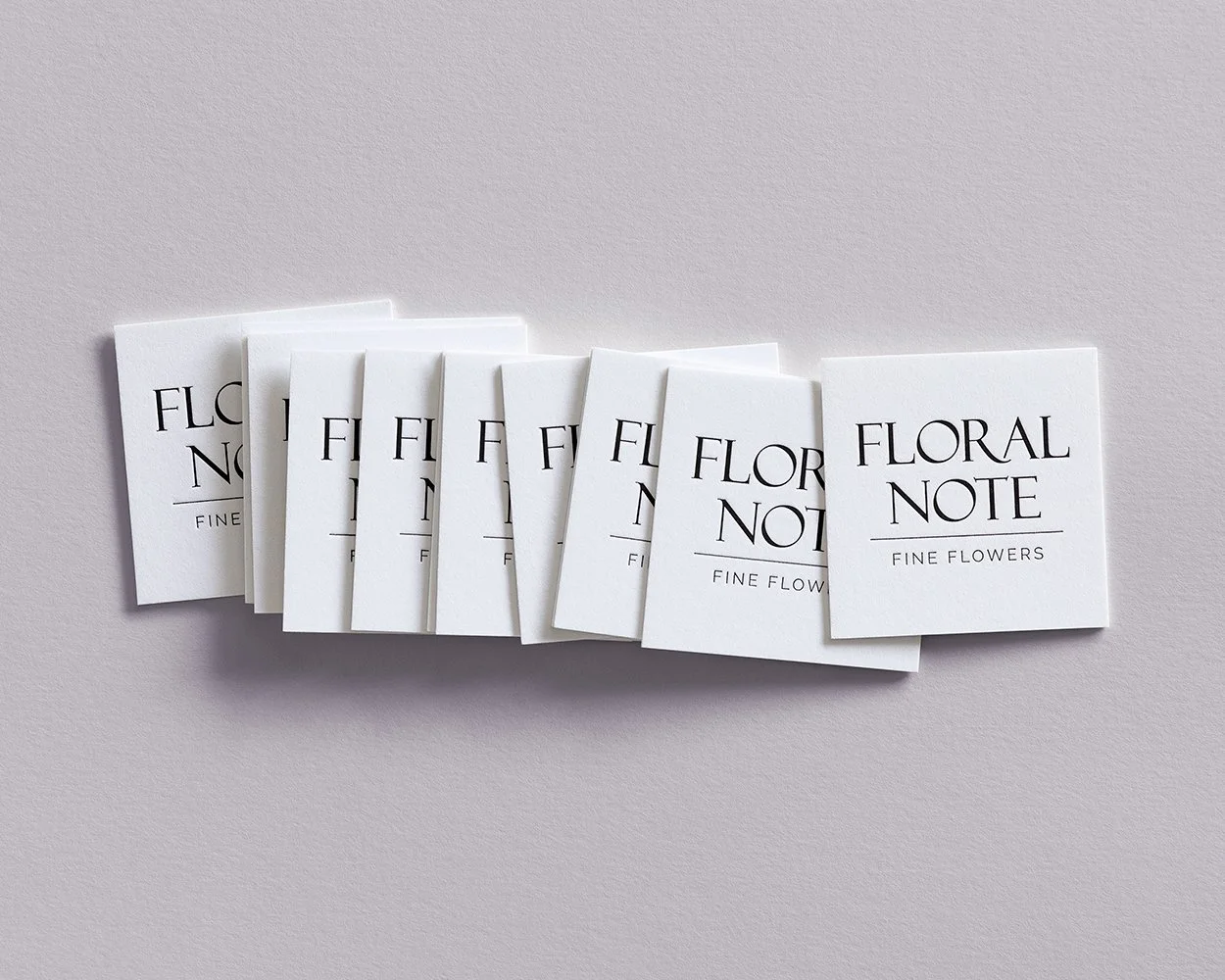 Individuell gestaltete Letterpress-Visitenkarten mit sichtbarer Prägung und schwarzer Farbe