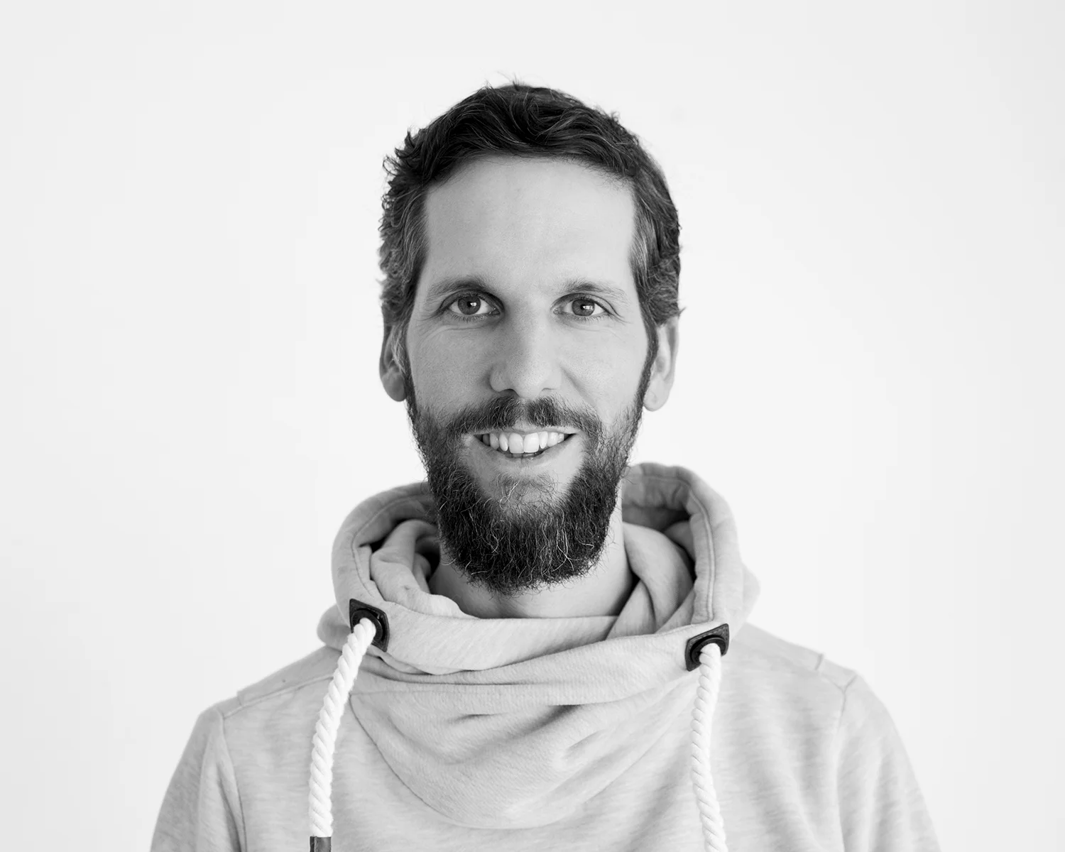 Portrait von einem jungen, gutaussehenden Mann.