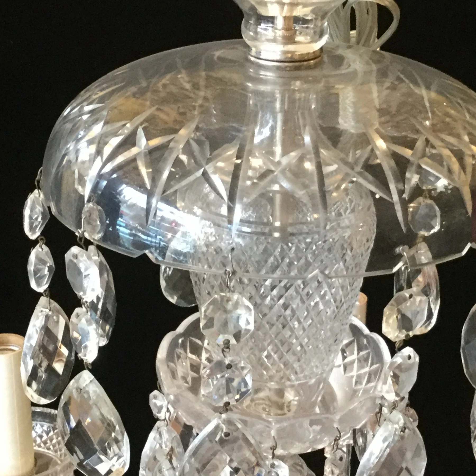 Elaborate crystal chandelier - 4peg.jpeg