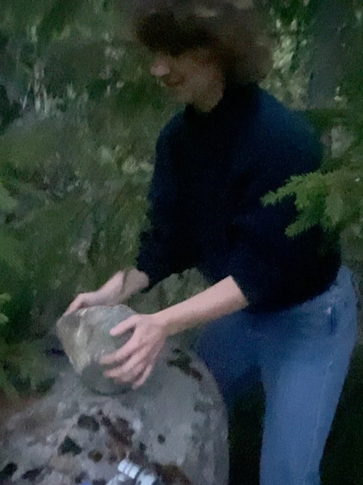 I dag er andre og siste singel ute f&oslash;r plata kommer 20.mars! Den heter Klokkestein og er basert p&aring; denne klangsteinen Signe og jeg fant, etter mye leting, godt gjemt i Setskog. Jeg arra ut tonene fra den, skrev en tekst om en jente fange