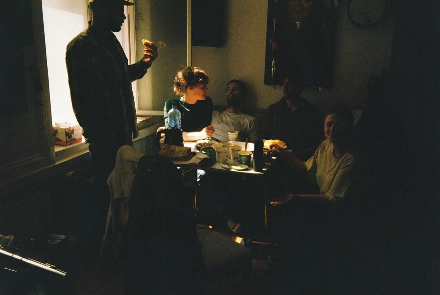 I g&aring;r fikk jeg FANKEN meg Statens Kunstnerstipend og i morgen slipper jeg plate med den gjengen her..! Begge deler er bare helt vilt!! Skittskitthjelphjelpoghurra 🍾
Nydelig foto av @eirikhavnes Pre-order plata: https://orcd.co/eon