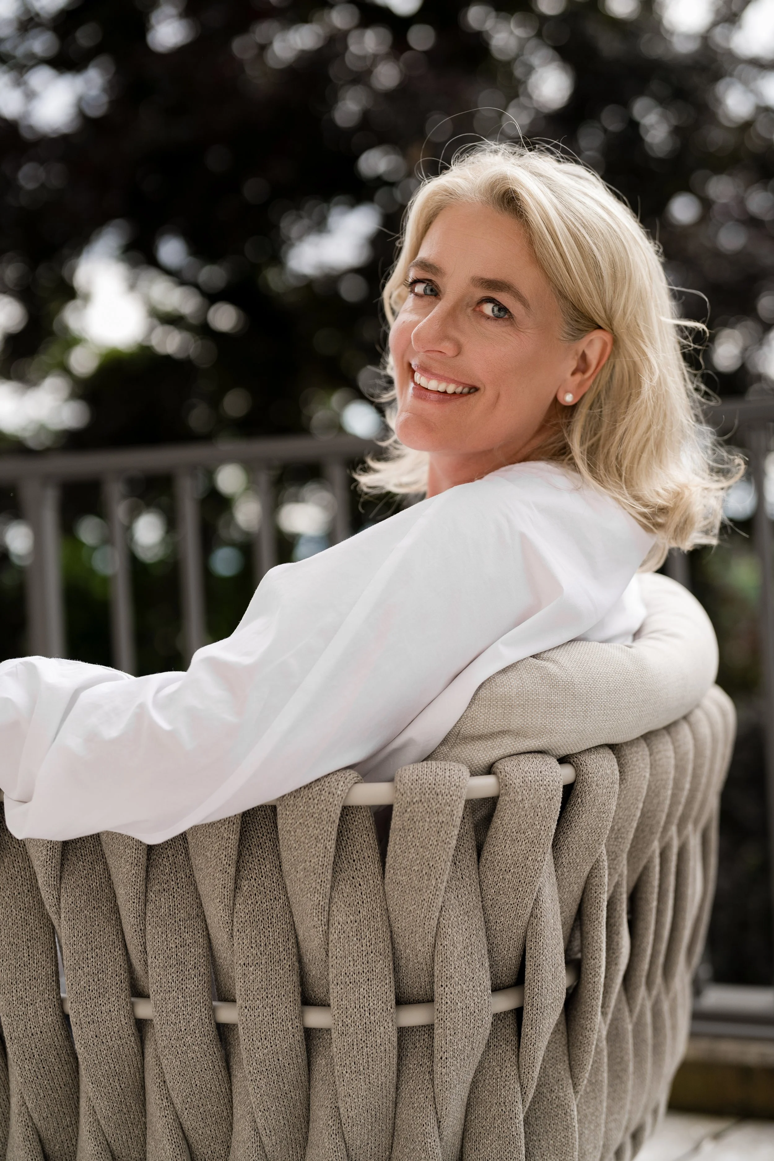 Gabi Haar im Sessel