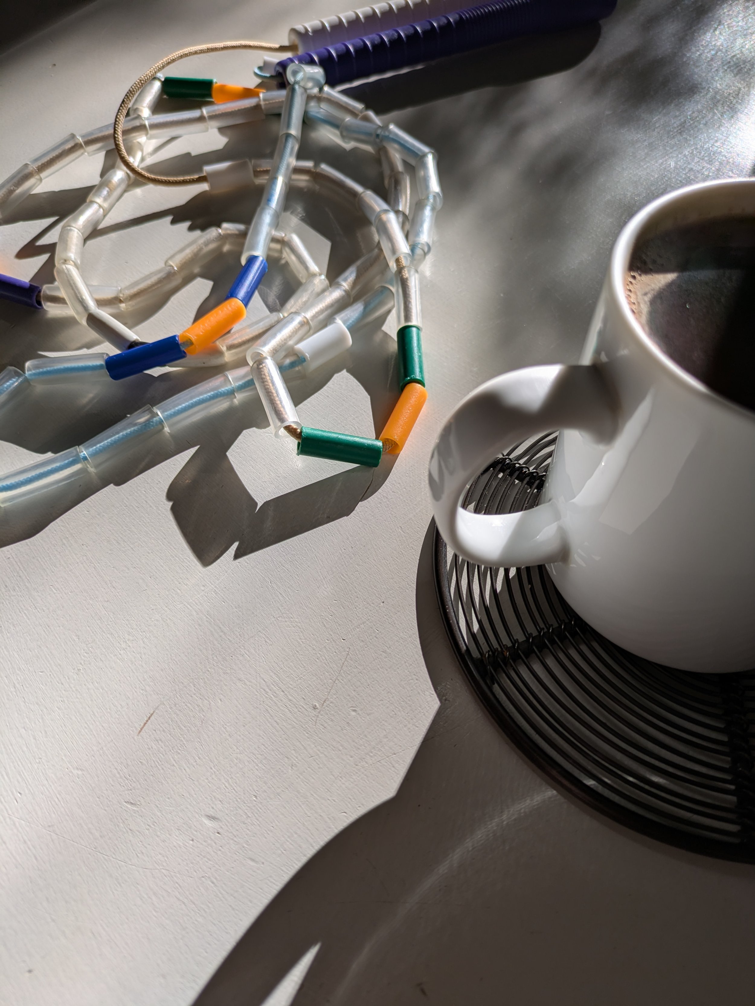 Long handles beaded rope per freestyle su tavolo con caffè americano