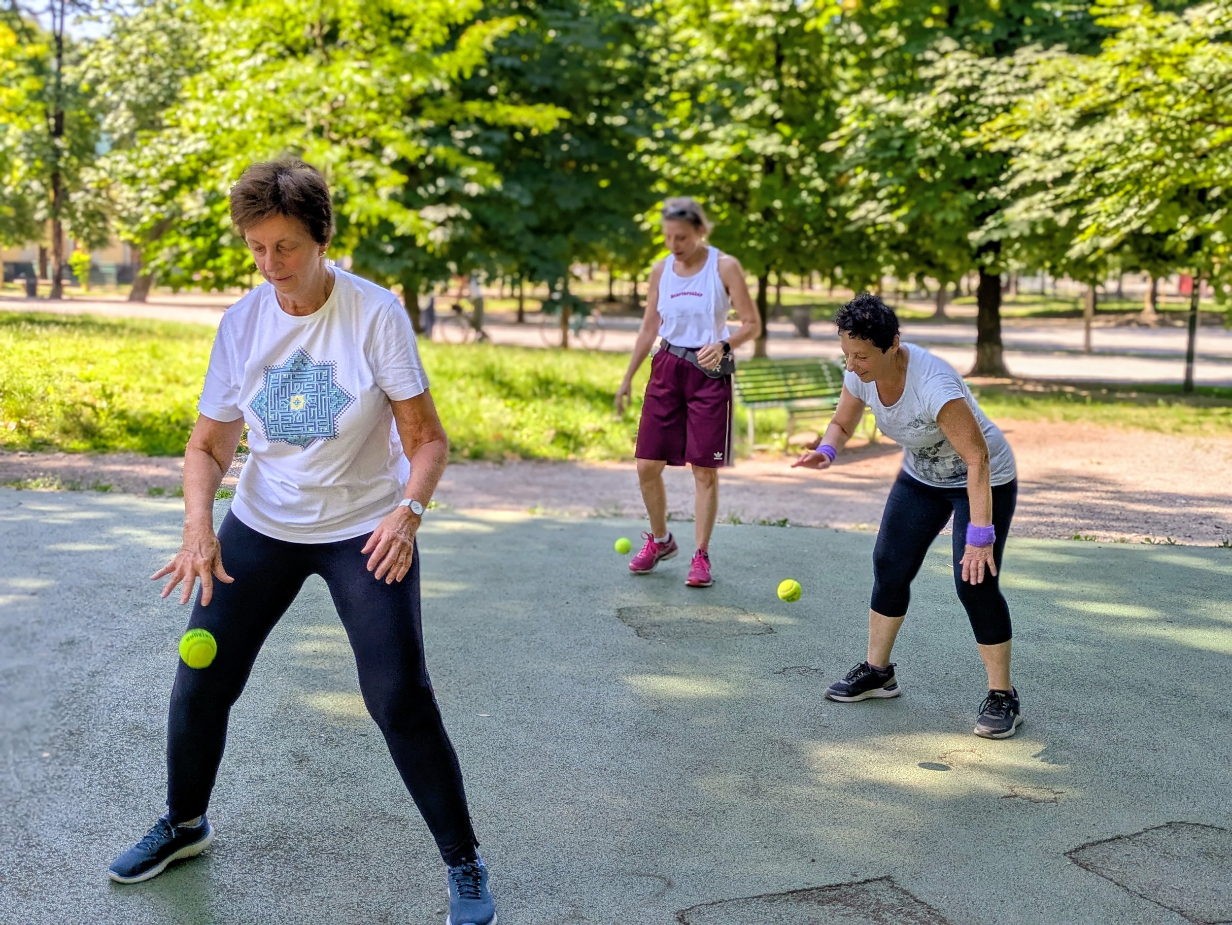 Esercizio di coordinazione occhio-mano con palline da tennis durante l'Allenamento ai Giardini di Porta Venezia.