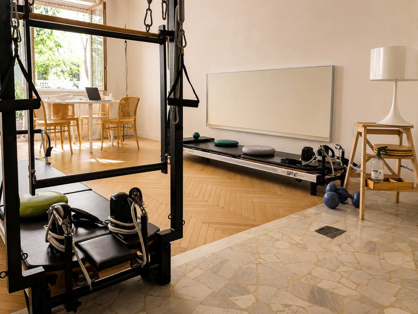 Interno dello studio Teodosio Pilates a Milano con Reformer e Cadillac per lezioni individuali di Pilates.