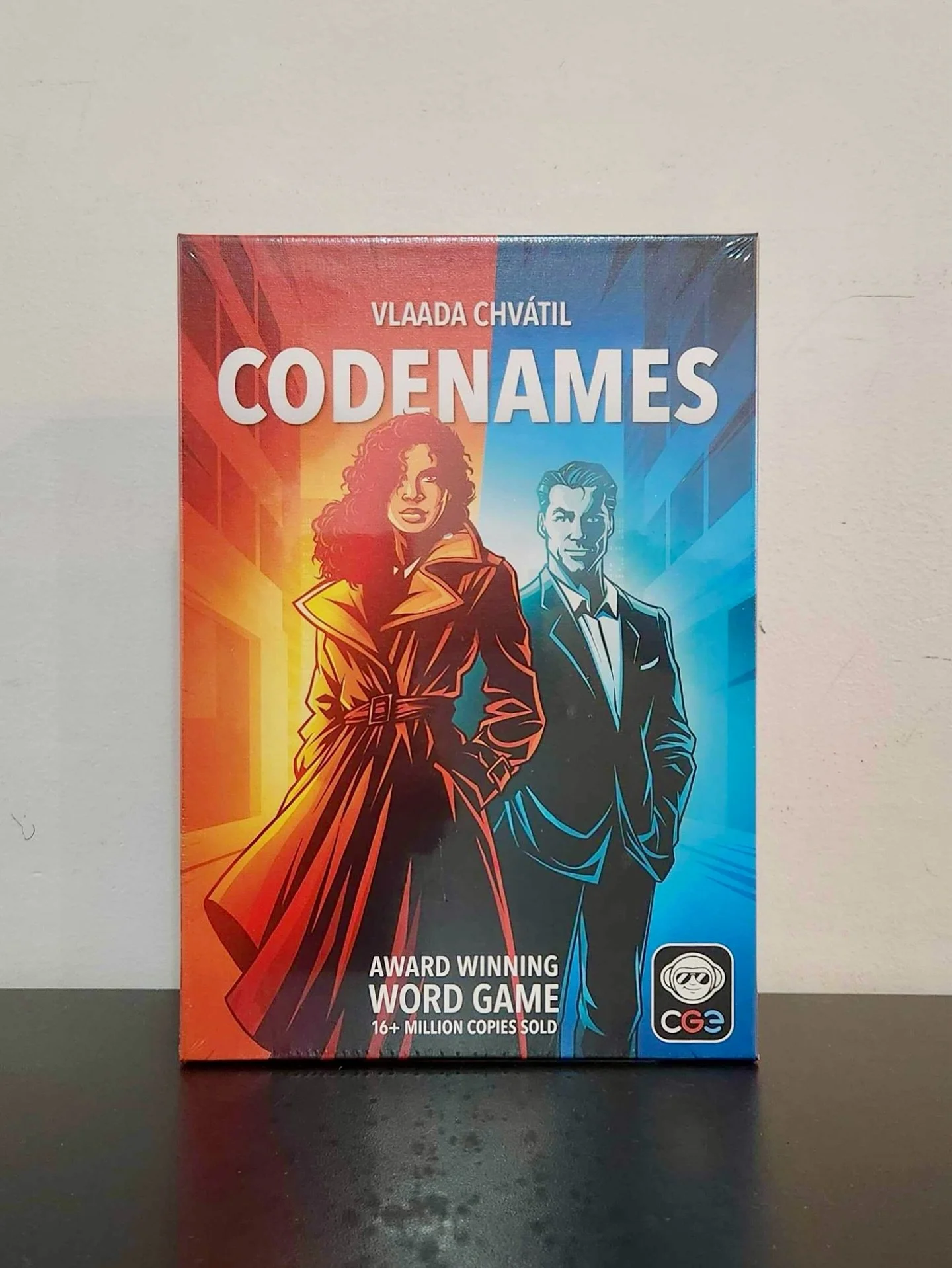 Someone’s got a new look ๐
•
•
•
Two rival spymasters know the secret identities of 25 agents. Their teammates know the agents only by their codenames — single-word labels like “disease”, “Germany”,