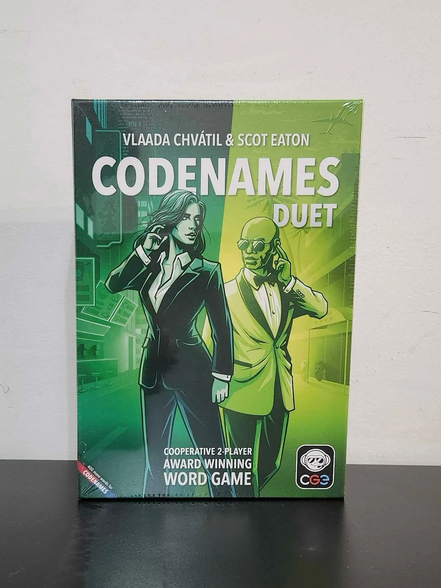 It takes two to spy ๐ต๏ธ
•
•
•
Codenames Duet keeps the basic elements of Codenames — give one-word clues to try to get someone to identify your agents among those on the table — but now you’re working together as a te