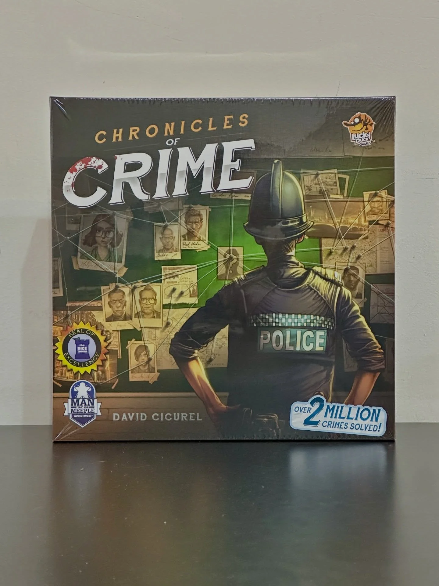 Lay out the case, interrogate suspects, and investigate crime scenes with your phone 🔍
&bull;
&bull;
&bull;
Chronicles of Crime is a cooperative game of crime investigation, mixing an app, a board game and a touch of Virtual Reality. Players start t