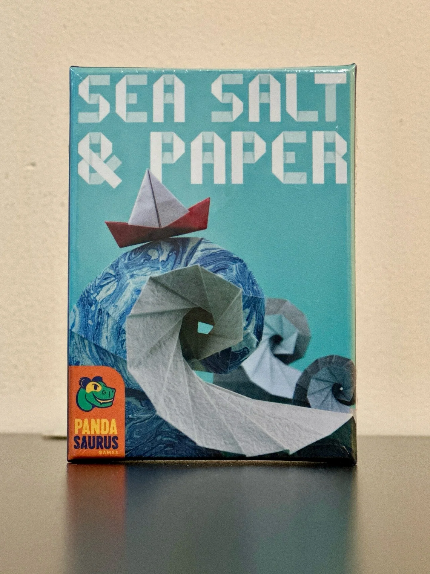 A few delicate Origami-style illustrations and a whole marine universe comes to life! 🌊
&bull;
&bull;
&bull;
During your turn, you assemble your hand, maybe place cards for their effect, and decide if you want to end the round. But do you think you 