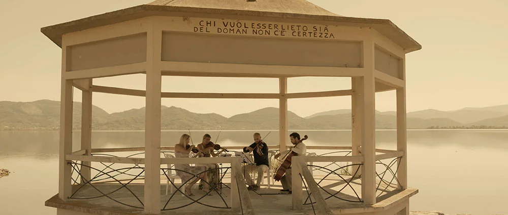 Tijdens de opnames van Roadtrip La Bohème; in het Italiaanse plaatsje Torre del Lago, waar Giacomo Puccini een groot deel van zijn leven heeft gewoond.