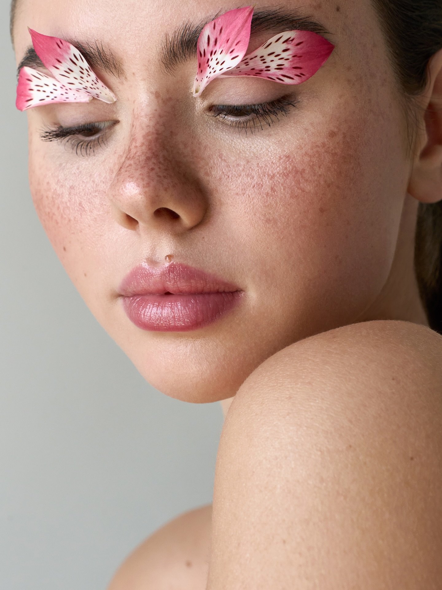 .
Wer von euch liebt auch so sehr Blumen wie ich? 

Foto @simonhengesbach
Beauty @estelle.sander 
Hair &amp; Make Up bei mir
.

#makeupart #creativmakeup #maccosmetics  #beautyphotographer #mua #dmdeutschland #picoftheday #beautyeditorial #makeuplove