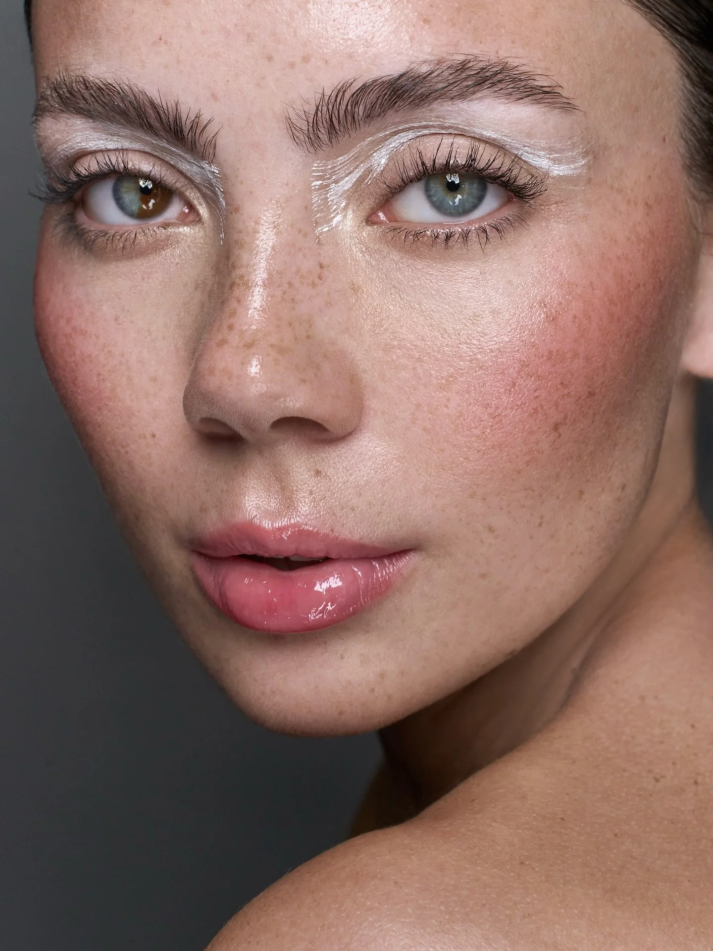 .
Foto: @simonhengesbach 
Model: @paulineschmitz1 
Hair &amp; Make Up: by me
.
#campaign #beautyphotographer #mua #dmdeutschland #picoftheday #beautyeditorial #makeuplover #hudabeauty #photoretouch #highendretouching #makeup #beauty #retouchingacadem