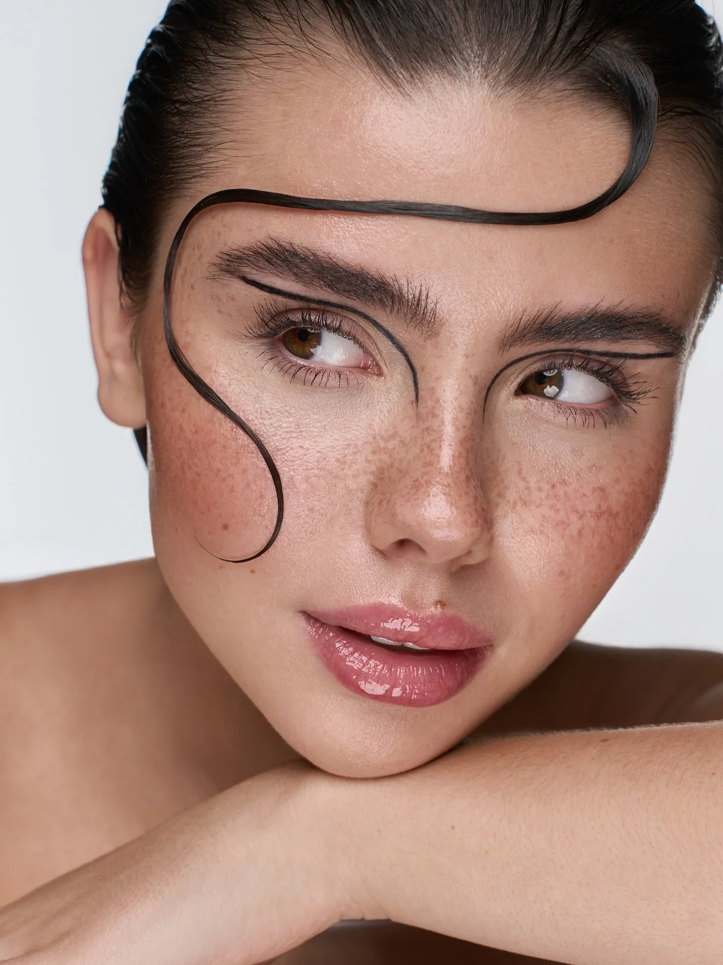 .
Foto @simonhengesbach
Beauty @estelle.sander 
Hair &amp; Make Up bei mir
.

#makeupart #creativmakeup #maccosmetics  #beautyphotographer #mua #dmdeutschland #picoftheday #beautyeditorial #makeuplover #hudabeauty #photoretouch #highendretouching #ma