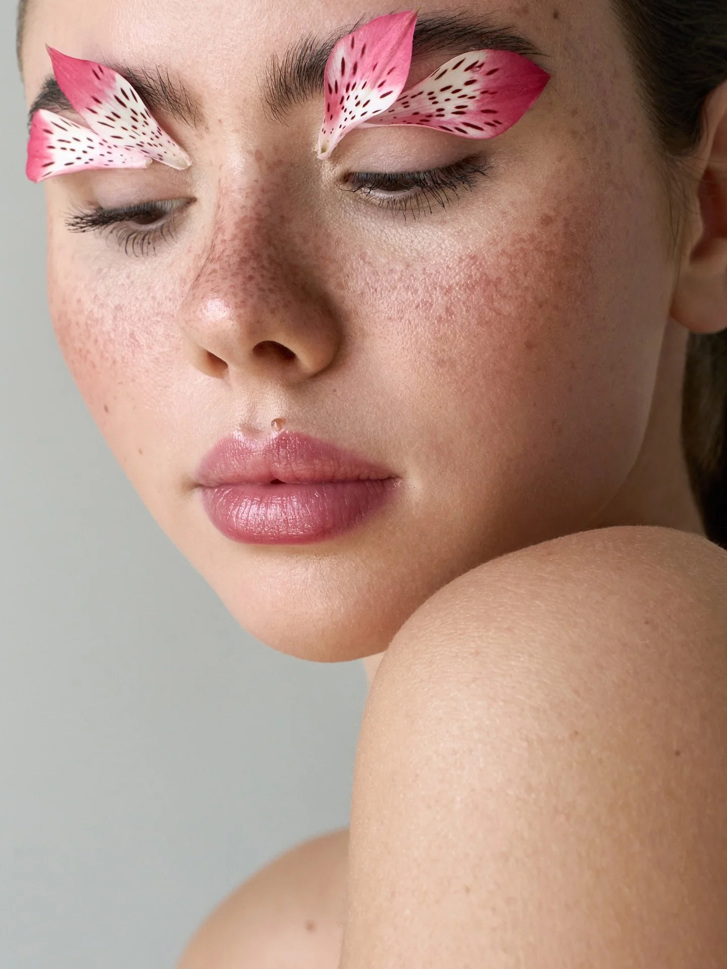 .
Wer von euch liebt auch so sehr Blumen wie ich? 

Foto @simonhengesbach
Beauty @estelle.sander 
Hair &amp; Make Up bei mir
.

#makeupart #creativmakeup #maccosmetics  #beautyphotographer #mua #dmdeutschland #picoftheday #beautyeditorial #makeuplove