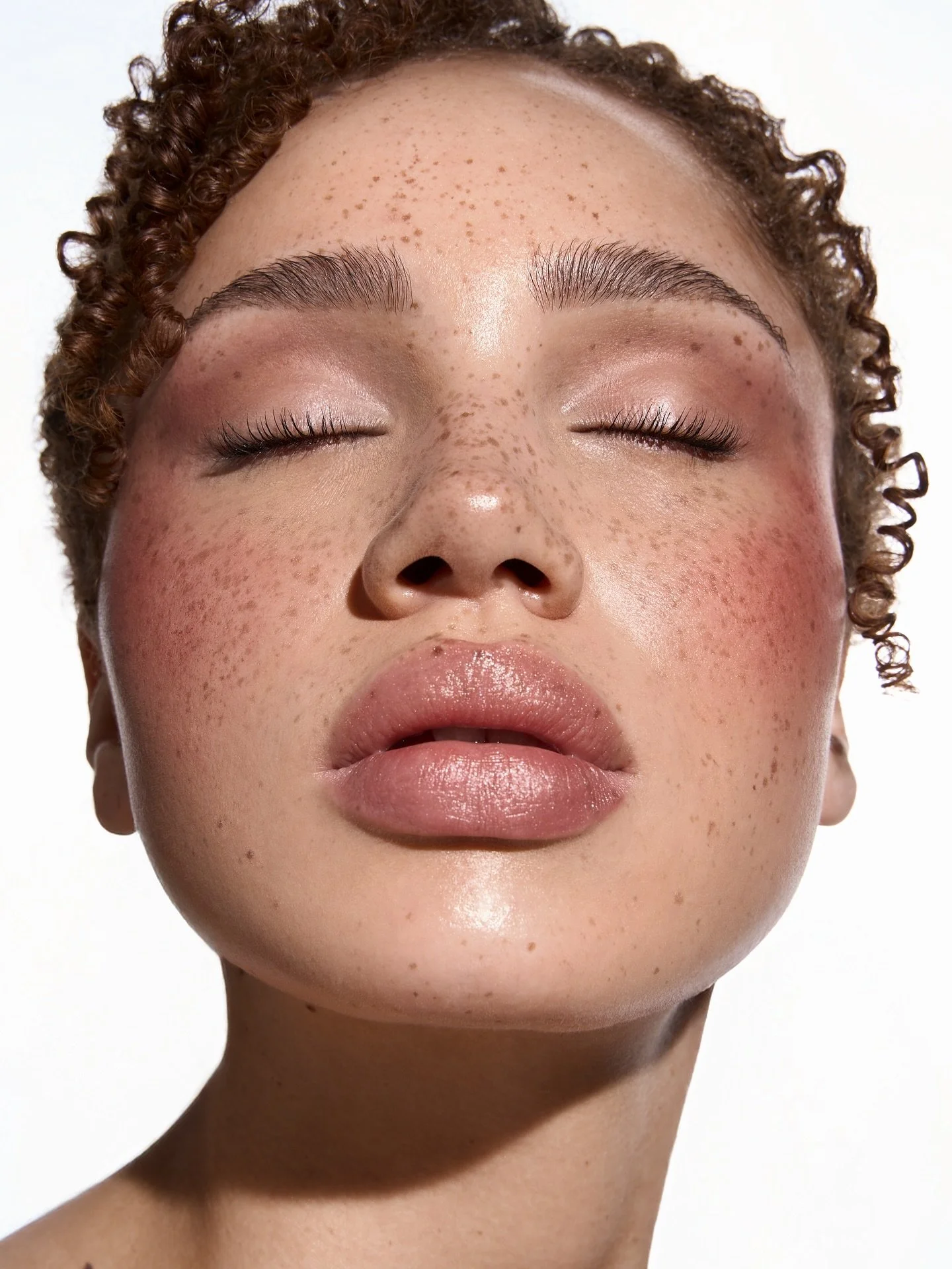 .
Model: @eesaphira
Photos: @simonhengesbach
Agency: @modelwerk
Assistant: @farina.renegade 
Location: @studiostadtwald 
Hair&amp; Make Up: @christinaremche
.

.

#makeupart #creativmakeup #maccosmetics  #beautyphotographer #mua #dmdeutschland #picof