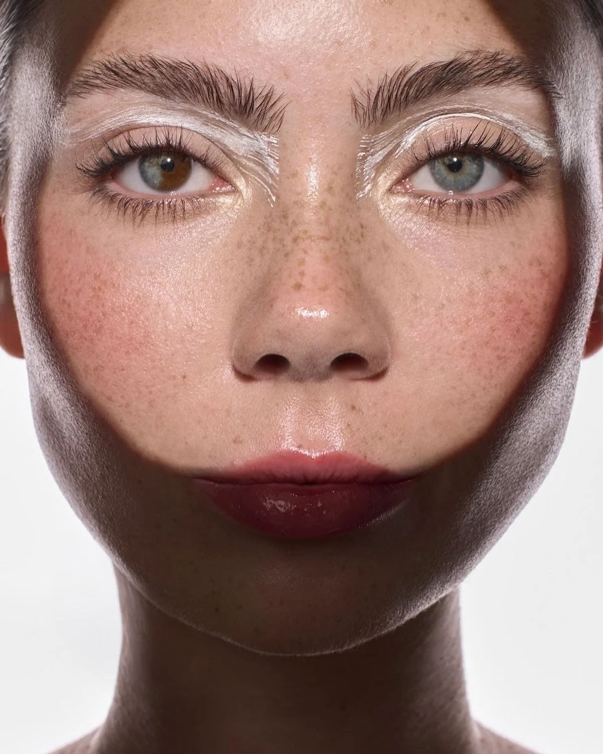 .
Foto: @simonhengesbach 
Model: @paulineschmitz1 
Hair &amp; Make Up: by me
.
#campaign #beautyphotographer #mua #dmdeutschland #picoftheday #beautyeditorial #makeuplover #hudabeauty #photoretouch #highendretouching #makeup #beauty #retouchingacadem