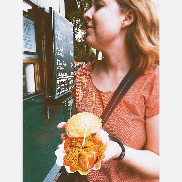 meine Schwester und ihre Currywurst
.
(my sister &amp; her currywurst).
.
.
Curry-Lovers!!! Have you had one of these babies??????? #currywurst #Berlin #sister #familyvacation #foodphotography #allfoodsfit #haes #dietrecovery #antidiet #antidietnutri