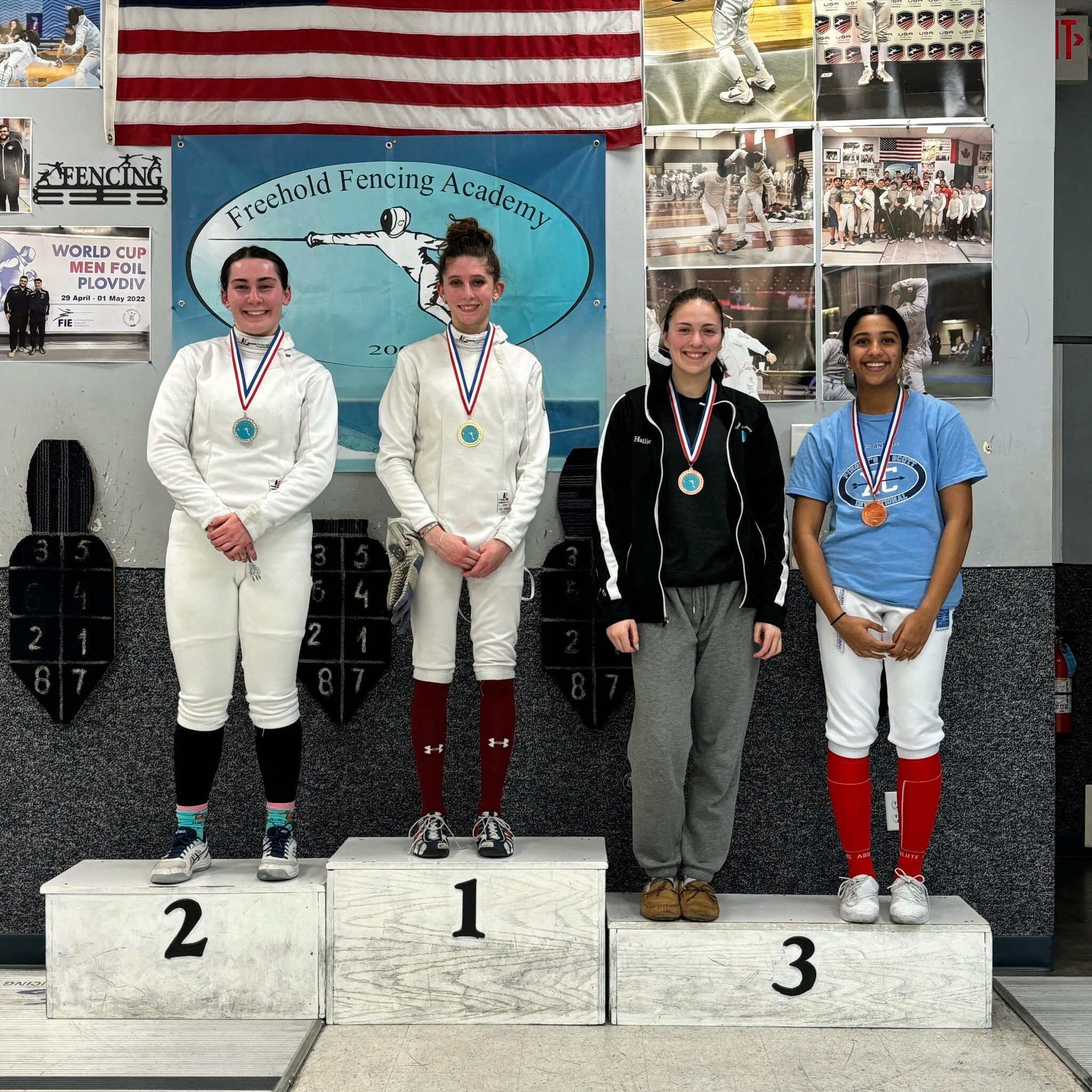 Congrats to Lucine 🥇and Anayaa 🥉on their great fencing! Lucine also earned her E rating! 🎉👏