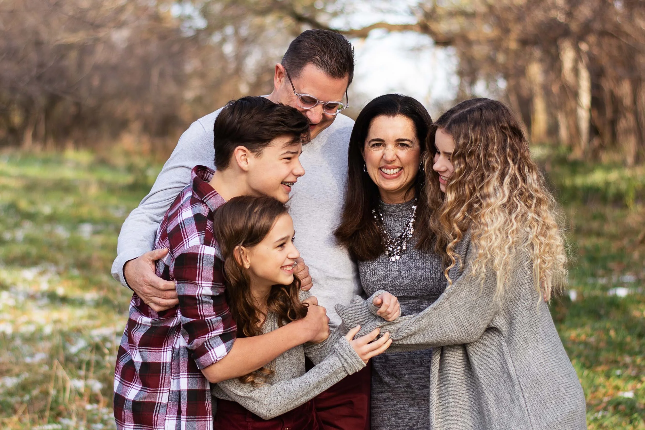 extended-family-fall-family-hug-embrace-Jill-Carson-Photography.jpg